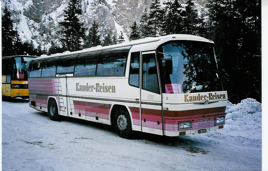 (051'504) - Kander-Reisen, Frutigen - Nr. 3/BE 66'132 - Neoplan am 6. Januar 2002 in Adelboden, Unter dem Birg