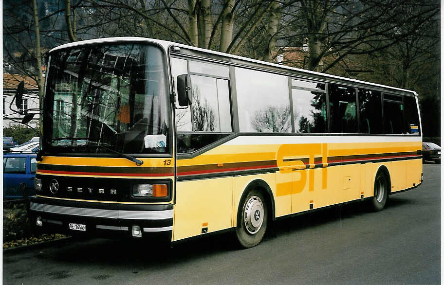 (051'617) - STI Thun - Nr. 13/BE 26'509 - Setra (ex AvH Heimenschwand Nr. 3; ex AGS Sigriswil Nr. 1) am 19. Januar 2002 bei der Schifflndte Thun