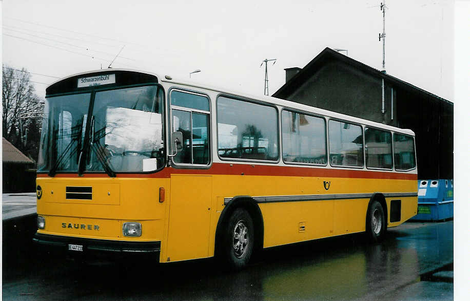 (051'721) - Engeloch, Riggisberg - Nr. 5/BE 447'210 - Saurer/Tscher (ex P 25'668) am 27. Januar 2002 beim Bahnhof Schwarzenburg