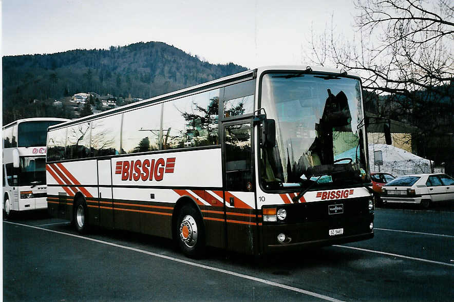 (051'730) - Bissig, Brunnen - Nr. 10/SZ 5461 - Van Hool am 2. Februar 2002 in Thun, Seestrasse