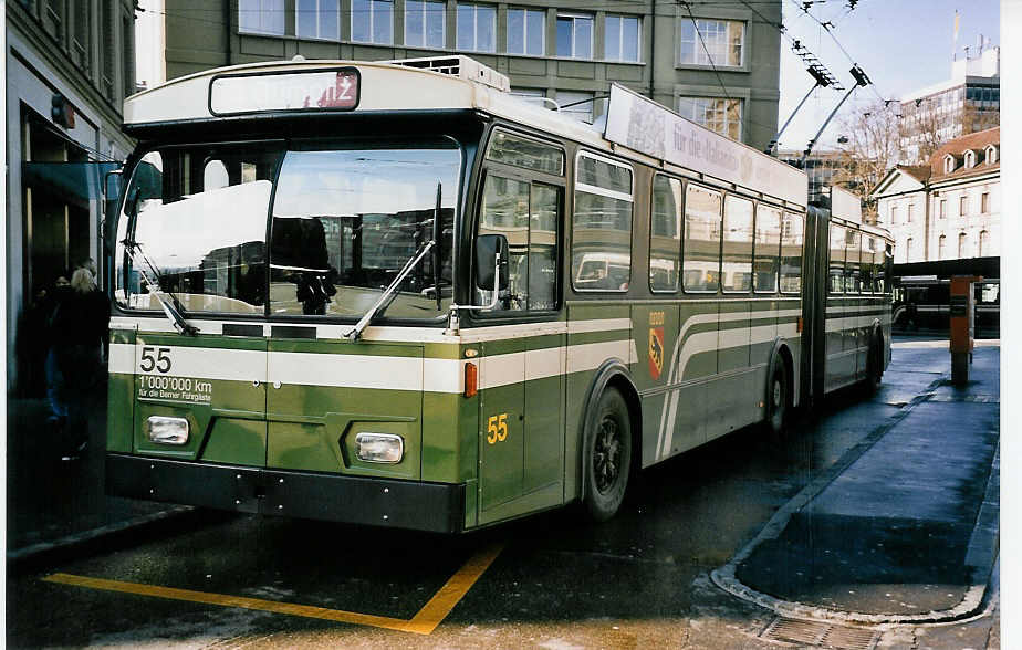 (051'807) - SVB Bern - Nr. 55 - FBW/Gangloff Gelenktrolleybus am 4. Februar 2002 beim Bahnhof Bern