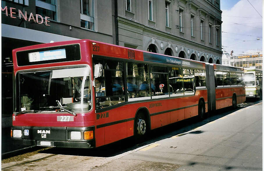 (051'811) - Bernmobil, Bern - Nr. 227/BE 513'227 - MAN am 4. Februar 2002 beim Bahnhof Bern