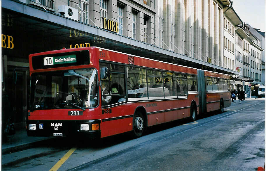 (051'821) - Bernmobil, Bern - Nr. 233/BE 513'233 - MAN am 4. Februar 2002 beim Bahnhof Bern