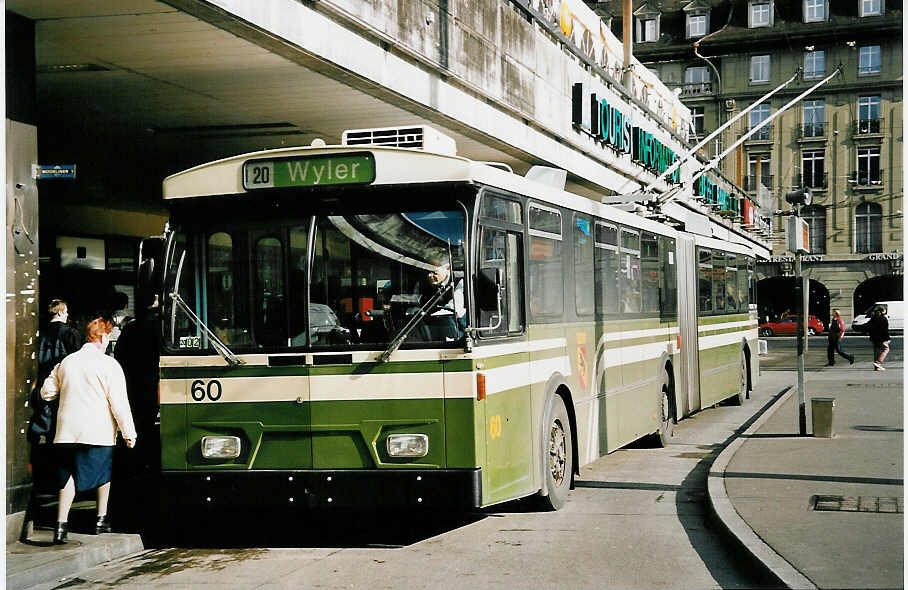 (051'825) - SVB Bern - Nr. 60 - FBW/Hess Gelenktrolleybus am 4. Februar 2002 beim Bahnhof Bern