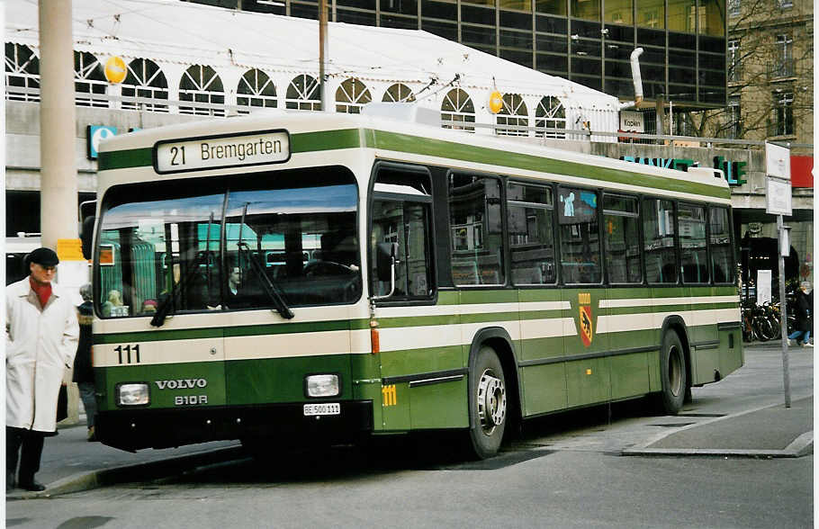 (051'835) - SVB Bern - Nr. 111/BE 500'111 - Volvo/R&J am 4. Februar 2002 beim Bahnhof Bern