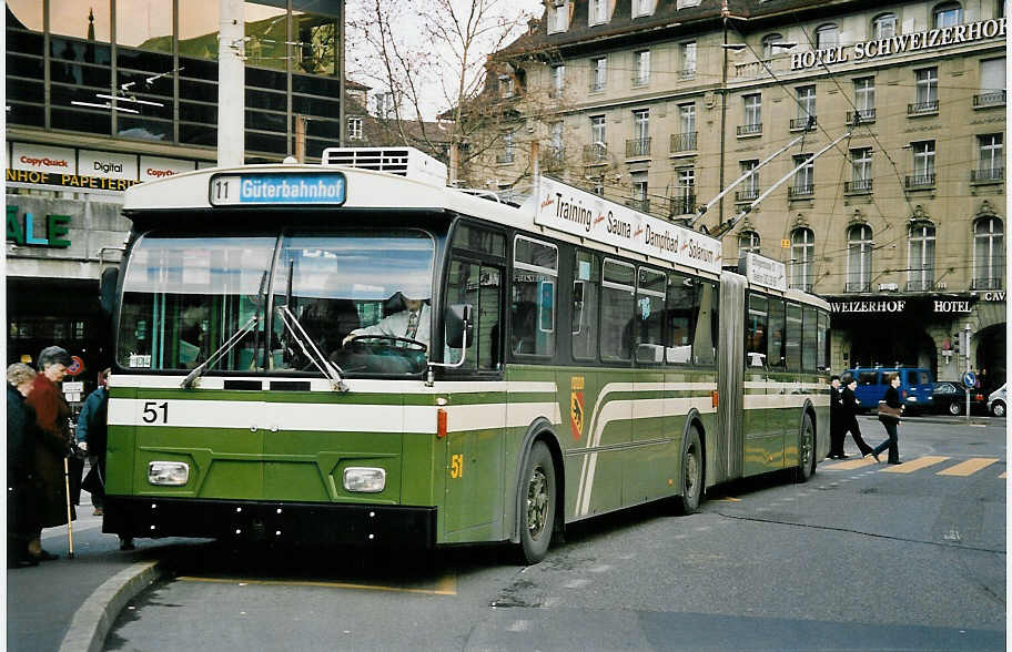 (051'836) - SVB Bern - Nr. 51 - FBW/Gangloff Gelenktrolleybus am 4. Februar 2002 beim Bahnhof Bern