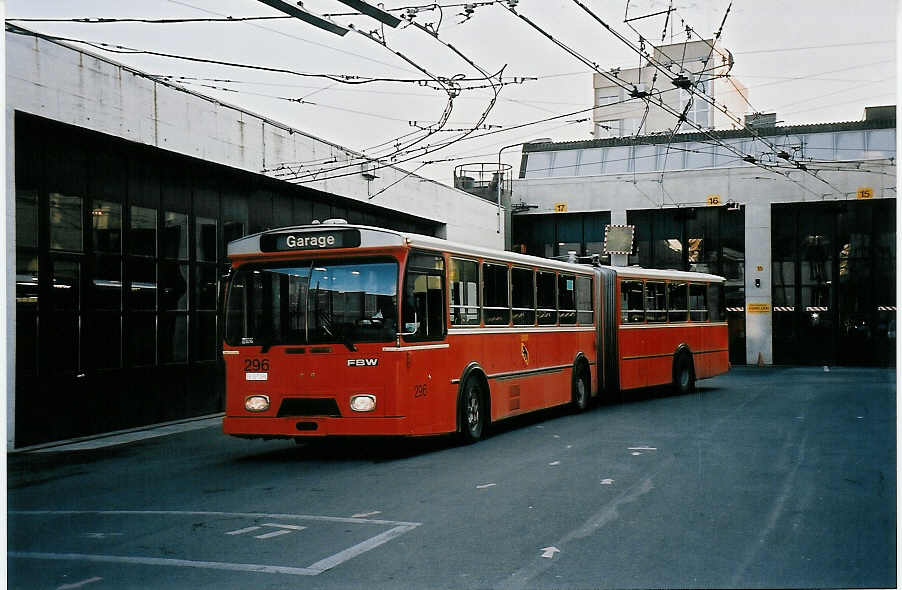 (051'929) - SVB Bern - Nr. 296/BE 337'296 - FBW/Hess (ex TPG Genve Nr. 119) am 4. Februar 2002 in Bern, Eigergarage