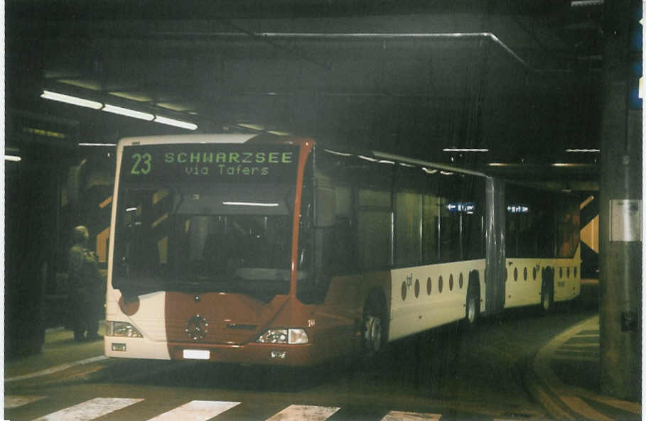 (052'015) - TPF Fribourg - Nr. 144/FR 300'334 - Mercedes am 17. Februar 2002 in Fribourg, Busbahnhof