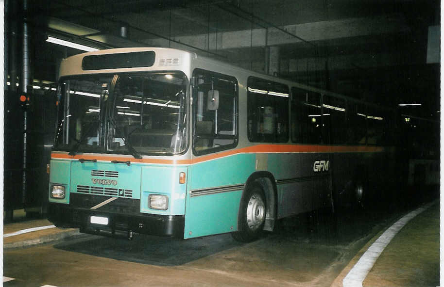 (052'018) - GFM Fribourg - Nr. 34/FR 300'311 - Volvo/R&J am 17. Februar 2002 in Fribourg, Busbahnhof