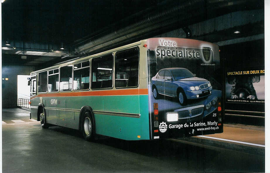 (052'037) - TPF Fribourg - Nr. 25/FR 300'216 - Volvo/R&J (ex GFM Fribourg Nr. 25) am 17. Februar 2002 in Fribourg, Busbahnhof