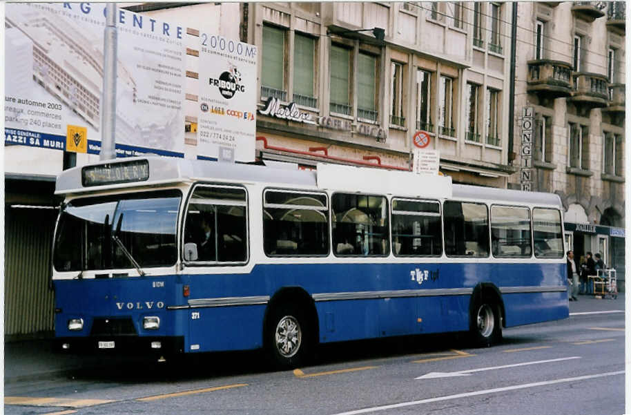 (052'103) - TPF Fribourg - Nr. 371/FR 300'397 - Volvo/Hess (ex TF Fribourg Nr. 71) am 17. Februar 2002 beim Bahnhof Fribourg