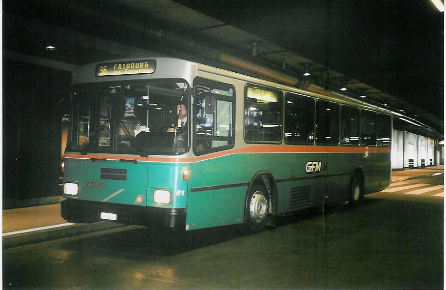 (052'120) - TPF Fribourg - Nr. 61/FR 300'250 - Volvo/Lauber (ex GFM Fribourg Nr. 61) am 17. Februar 2002 in Fribourg, Busbahnhof