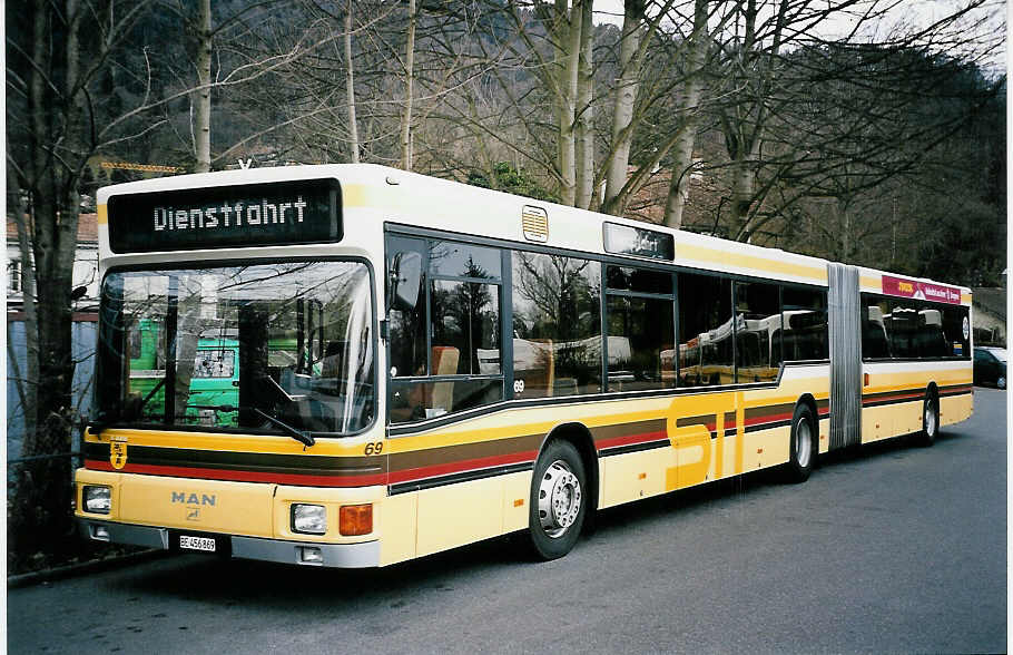 (052'129) - STI Thun - Nr. 69/BE 456'869 - MAN am 20. Februar 2002 bei der Schifflndte Thun