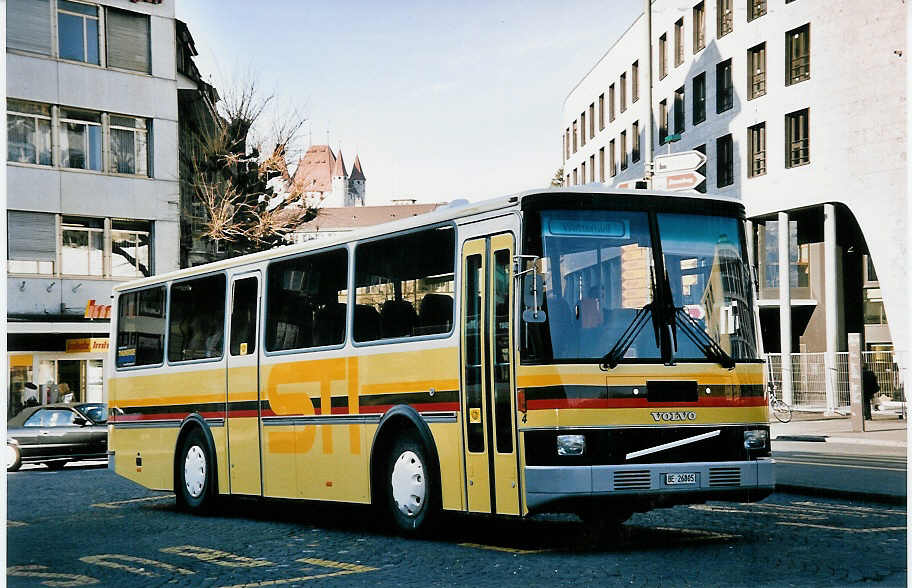 (052'215) - STI Thun - Nr. 4/BE 26'805 - Volvo/Lauber (ex TSG Blumenstein Nr. 5) am 11. Mrz 2002 beim Bahnhof Thun