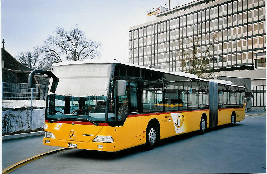 (052'221) - PTT-Regie - P 27'006 - Mercedes am 17. Mrz 2002 in Bern, Postautostation