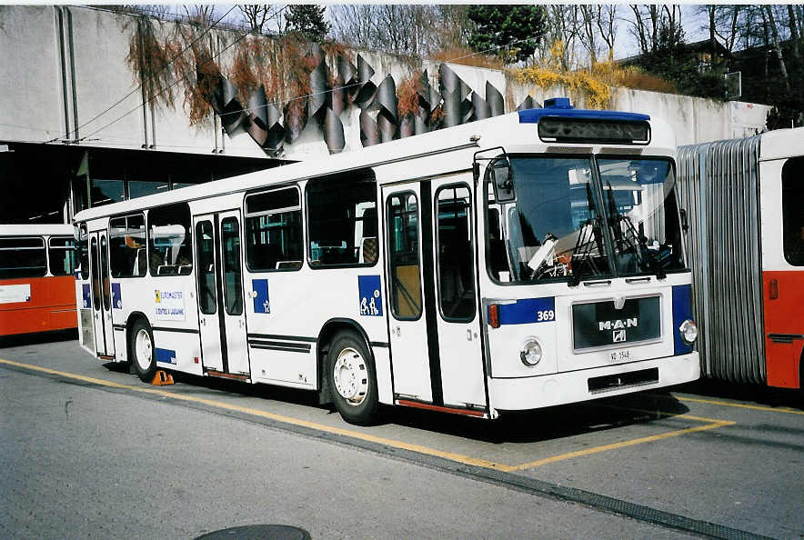 (052'404) - TL Lausanne - Nr. 369/VD 1548 - MAN am 17. Mrz 2002 in Lausanne, Dpt Borde