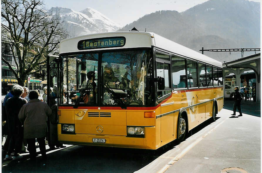 (052'626) - PTT-Regie - P 25'376 - Mercedes/R&J (ex Engeloch, Riggisberg Nr. 2; ex P 25'305) am 29. Mrz 2002 beim Bahnhof Interlaken West