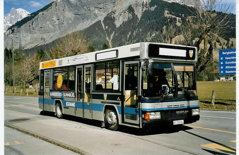 (052'711) - Stockbahn, Kandersteg - BE 286'064 - Neoplan (ex AAGI Interlaken Nr. 35) am 1. April 2002 beim Bahnhof Kandersteg