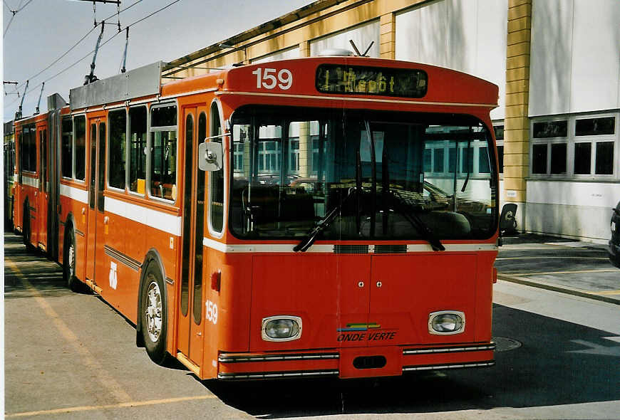 (052'717) - TN Neuchtel - Nr. 159 - FBW/Hess Gelenktrolleybus (ex Nr. 59) am 6. April 2002 in Neuchtel, Dpt