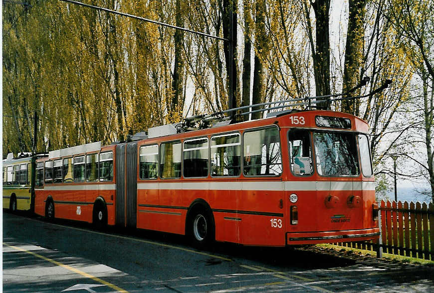 (052'719) - TN Neuchtel - Nr. 153 - FBW/Hess Gelenktrolleybus (ex Nr. 53) am 6. April 2002 in Neuchtel, Dpt