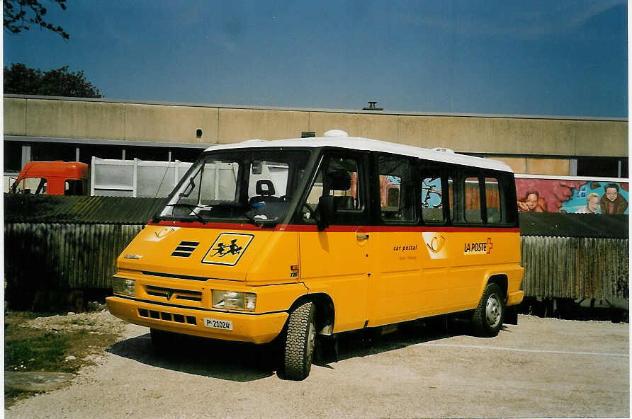 (052'733) - PTT-Regie - P 21'024 - Renault am 6. April 2002 in Yverdon, Garage