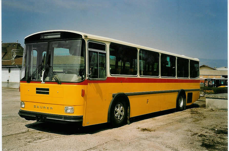 (052'734) - PTT-Regie - P 25'843 - Saurer/Hess am 6. April 2002 in Yverdon, Garage