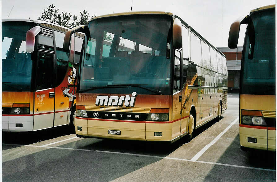 (052'804) - Marti, Kallnach - Nr. 6/BE 572'206 - Setra am 6. April 2002 in Kallnach, Garage