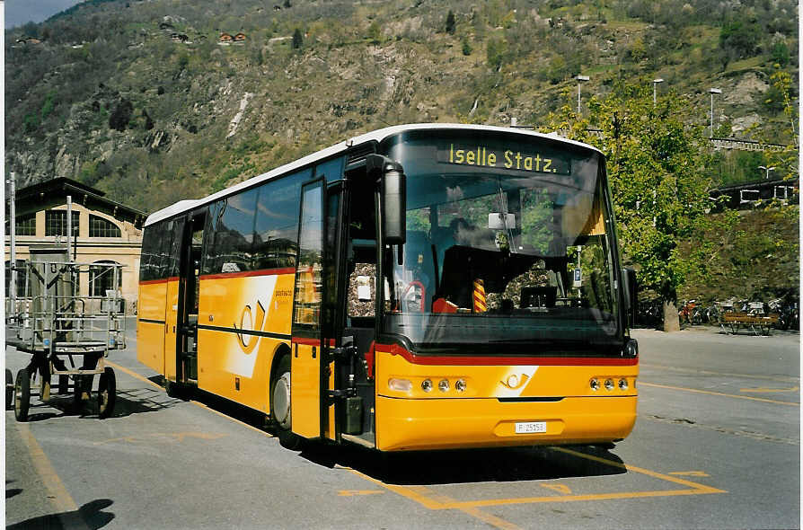 (052'931) - PTT-Regie - P 25'153 - Neoplan am 18. April 2002 beim Bahnhof Brig