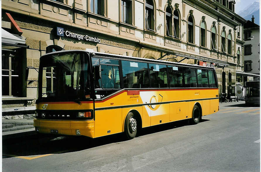 (052'934) - PTT-Regie - P 25'067 - Setra am 18. April 2002 beim Bahnhof Brig