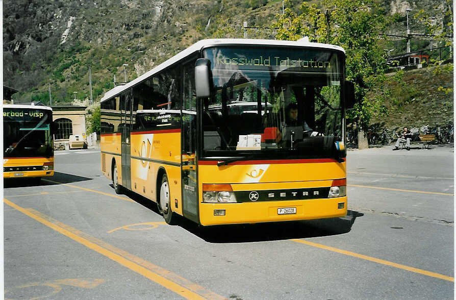 (053'005) - PTT-Regie - P 26'028 - Setra am 18. April 2002 beim Bahnhof Brig