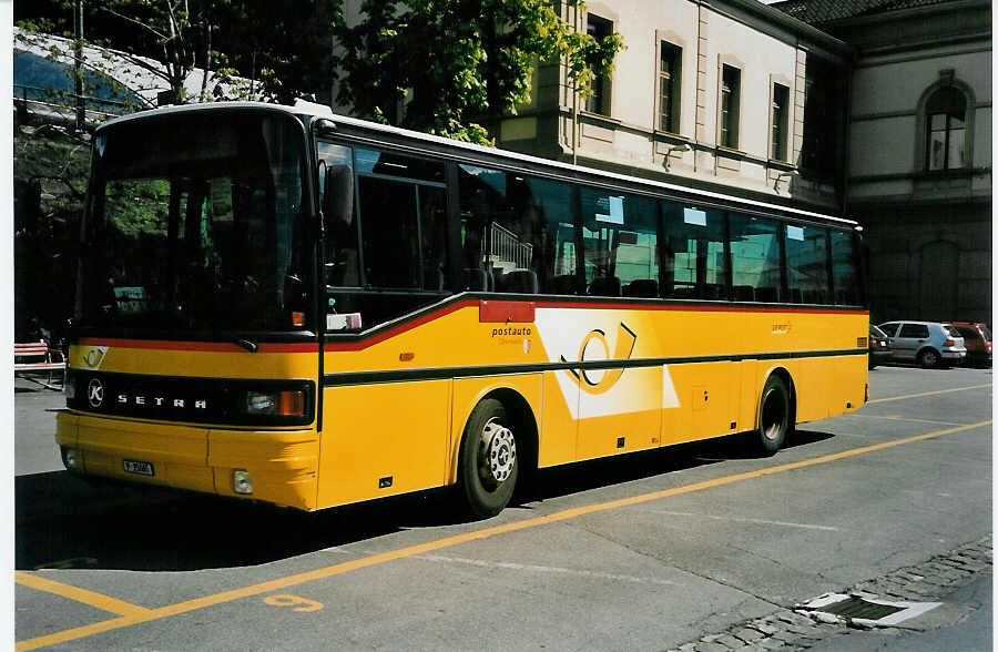 (053'006) - PTT-Regie - P 25'065 - Setra am 18. April 2002 beim Bahnhof Brig