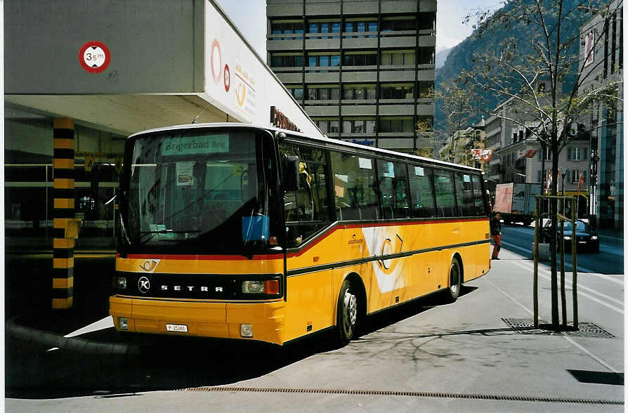 (053'007) - PTT-Regie - P 25'068 - Setra am 18. April 2002 in Visp, Postautostation