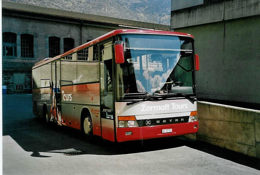 (053'008) - BVZ Brig - Nr. 13/VS 81'718 - Setra am 18. April 2002 in Visp, Garage