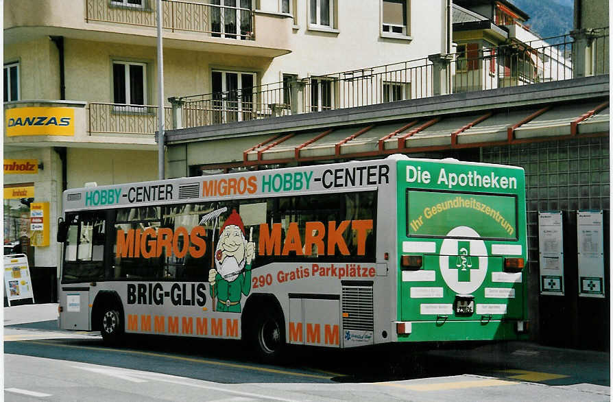 (053'035) - PTT-Regie - P 23'026 - Neoplan (ex Zerzuben, Visp-Eyholz Nr. 52) am 18. April 2002 beim Bahnhof Brig