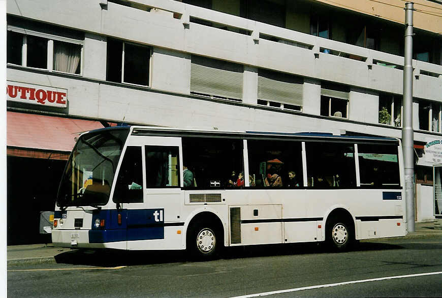 (053'110) - TL Lausanne - Nr. 132/VD 1601 - Van Hool am 19. April 2002 in Lausanne, Vieux Moulin