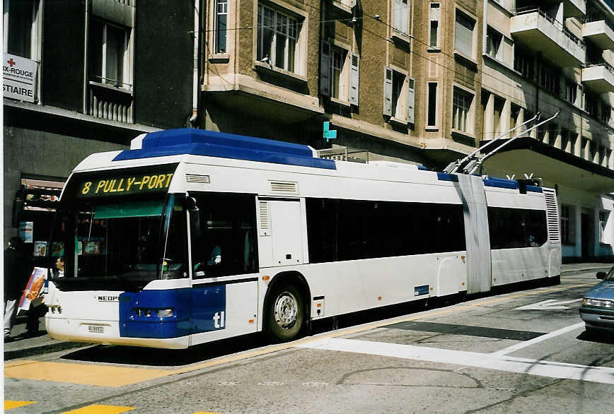 (053'114) - TL Lausanne - Nr. 808/VD 168'812 - Neoplan Gelenkduobus am 19. April 2002 in Lausanne, Tunnel