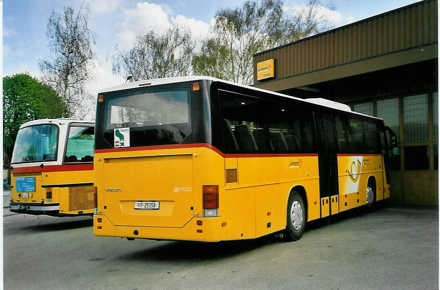 (053'125) - PTT-Regie - P 25'158 - Volvo am 19. April 2002 in Yverdon, Garage