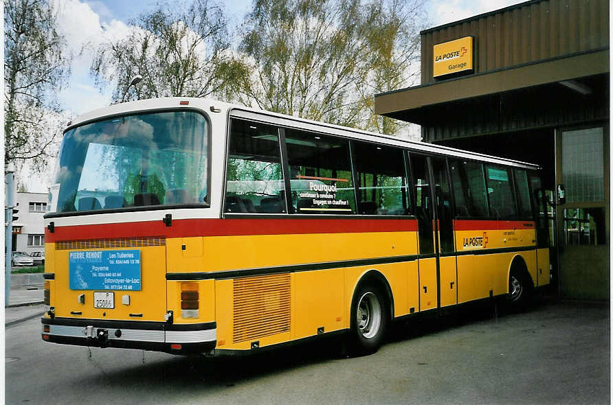 (053'126) - PTT-Regie - P 25'086 - Setra am 19. April 2002 in Yverdon, Garage