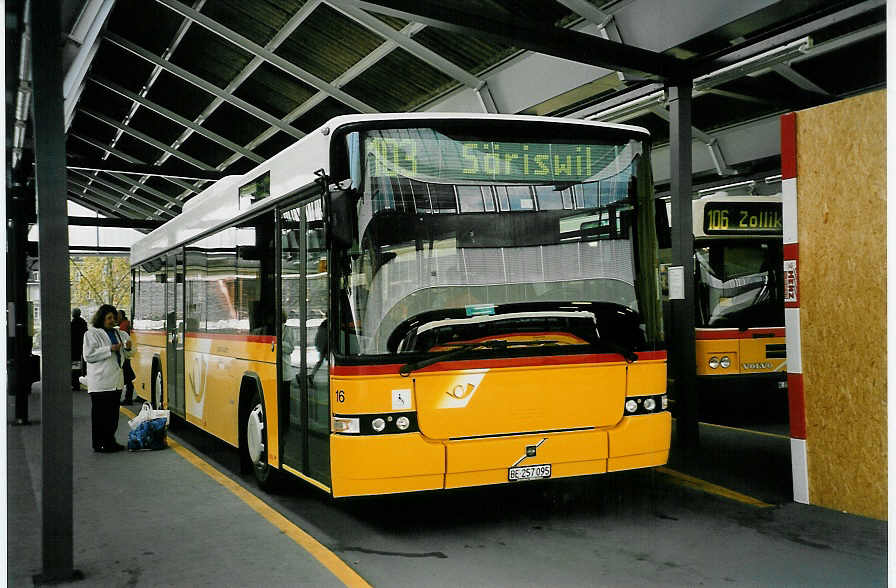 (053'136) - Steiner, Ortschwaben - Nr. 16/BE 257'095 - Volvo/Hess am 20. April 2002 in Bern, Postautostation