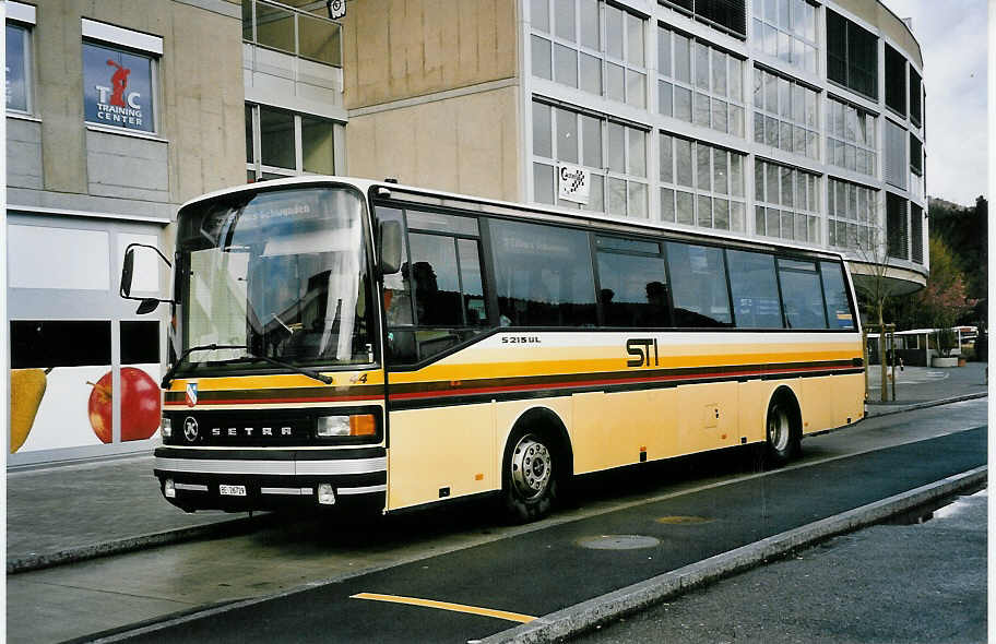 (053'211) - STI Thun - Nr. 44/BE 26'729 - Setra (ex AGS Sigriswil) am 20. April 2002 beim Bahnhof Thun