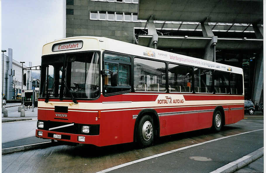 (053'224) - ARAG Ruswil - Nr. 3/LU 15'669 - Volvo/Lauber am 25. April 2002 beim Bahnhof Luzern