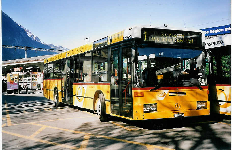 (053'336) - PTT-Regie - P 25'502 - Mercedes am 16. Mai 2002 beim Bahnhof Interlaken West