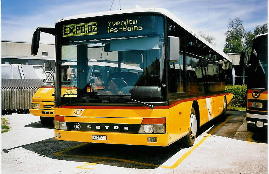 (053'501) - PTT-Regie - P 25'301 - Setra am 20. Mai 2002 in Yverdon, Garage