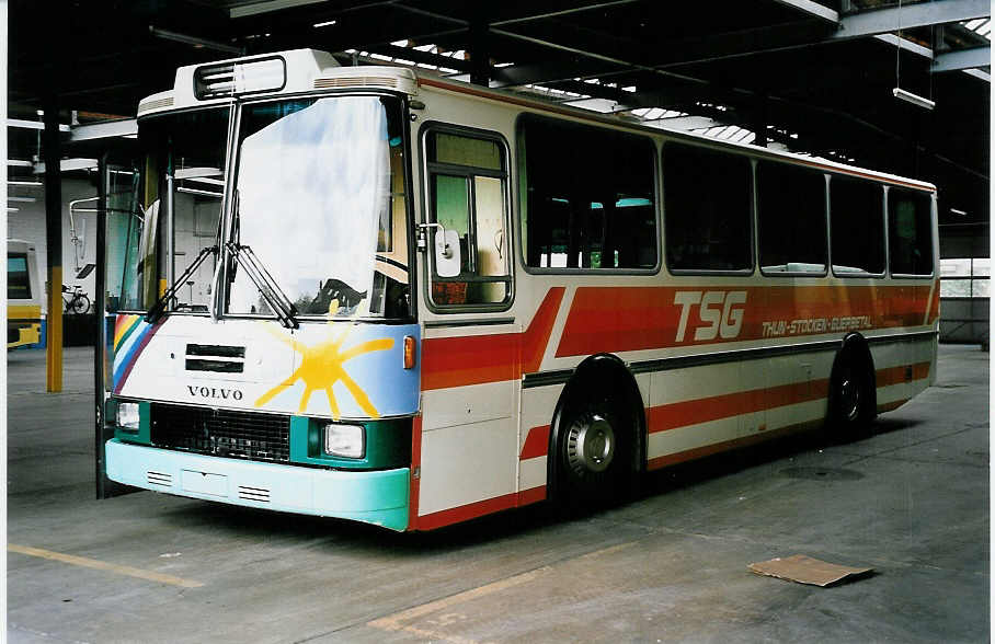 (053'527) - Kirchgemeinde, Steffisburg - Volvo/R&J (ex STI Thun Nr. 3; ex TSG Blumenstein Nr. 3) am 29. Mai 2002 in Thun, Garage STI