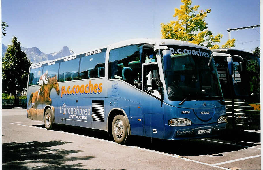 (053'635) - Aus England: Perfect Choise, Lincoln - LC02 PCC - Scania/Irizar am 14. Juni 2002 in Thun, Seestrasse