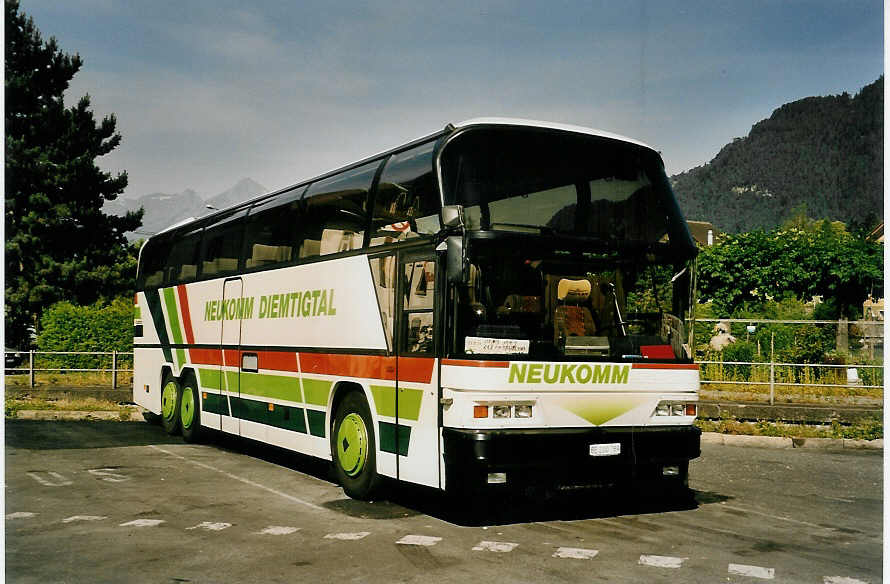 (053'914) - Neukomm, Horboden - BE 200'789 - Neoplan am 17. Juni 2002 beim Bahnhof Interlaken West