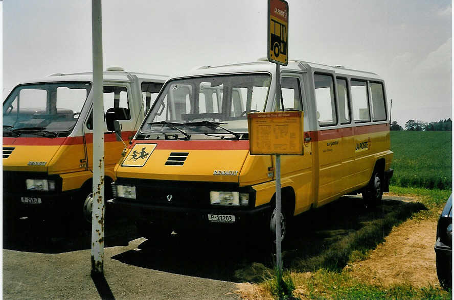 (054'114) - PTT-Regie - P 21'203 - Renault am 22. Juni 2002 in Vuarrens, Garage Gros-de-Vaud