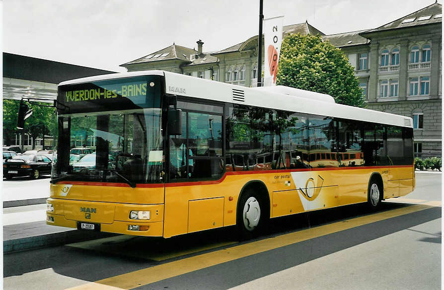 (054'130) - PTT-Regie - P 25'587 - MAN am 22. Juni 2002 beim Bahnhof Yverdon