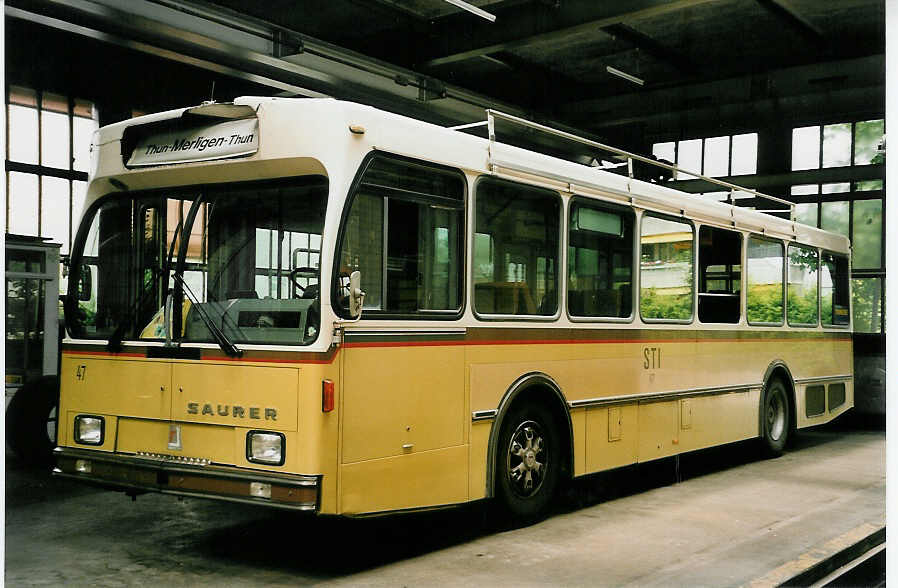 (054'311) - STI Thun - Nr. 47 - Saurer/R&J am 2. Juli 2002 in Thun, Garage