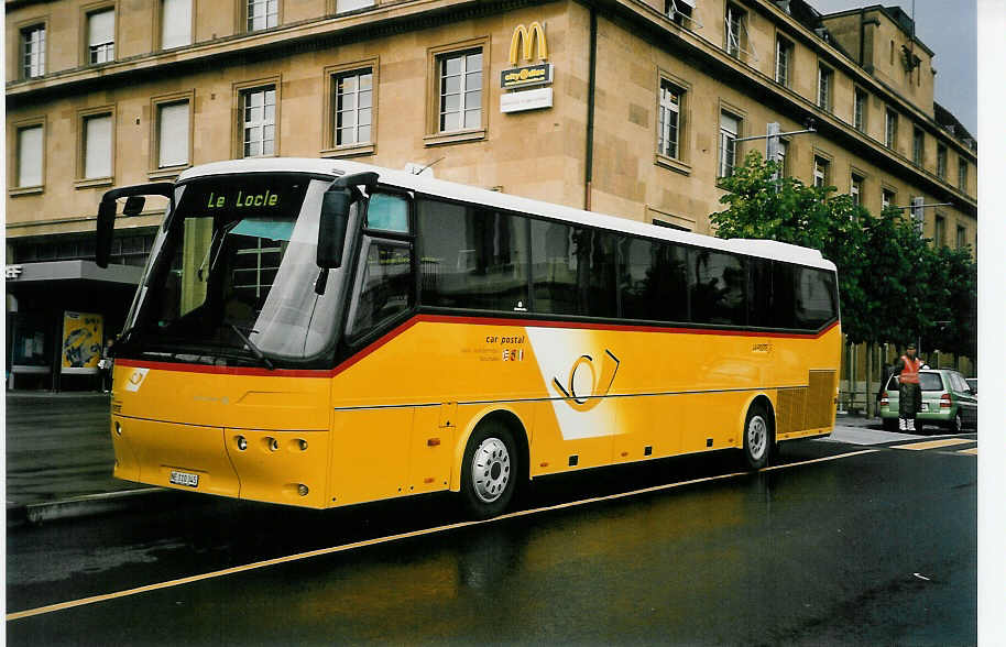 (054'401) - CarPostal Jura-Jura bernois-Neuchtel - NE 110'345 - Bova am 13. Juli 2002 beim Bahnhof Neuchtel